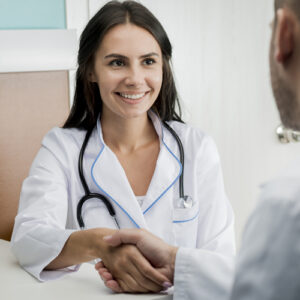 apreton manos medicos alegres