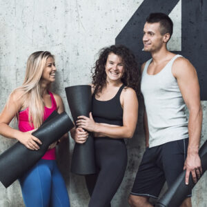 grupo personas felices alfombra fitness 1