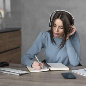 vista frontal mujer que trabaja campo medios auriculares