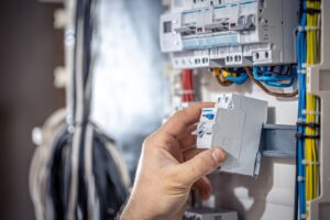 electricista masculino trabaja centralita cable conexion electrica