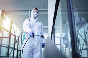 persona traje blanco proteccion quimica que realiza desinfeccion areas publicas detener propagacion virus corona altamente contagioso