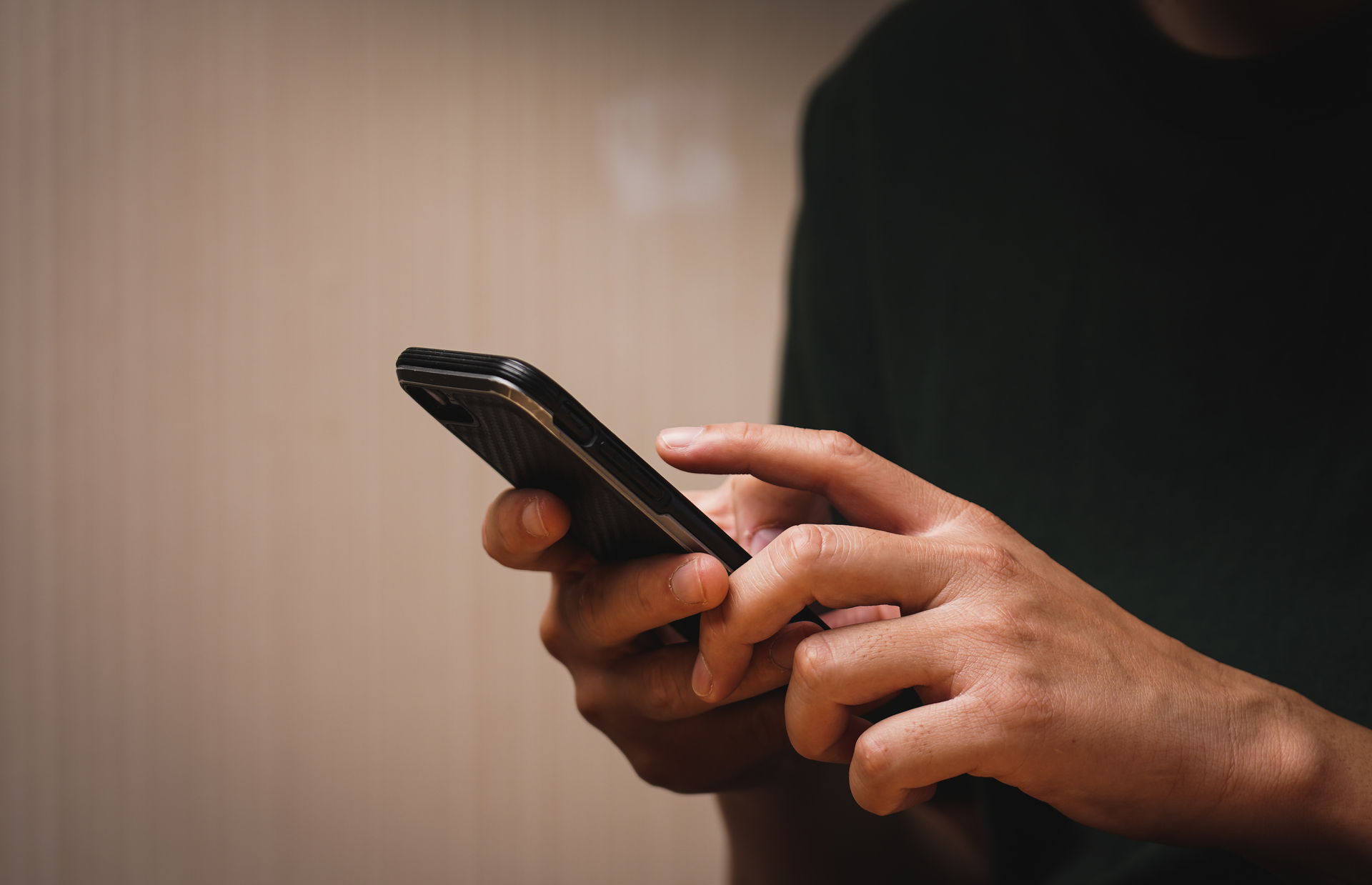 mano de hombre usando un teléfono móvil navegando por aplicaciones de dispositivos móviles